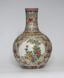 Fine Famille Rose Kaiguang Tianqiu Vase Qianlong Marked (L8011)